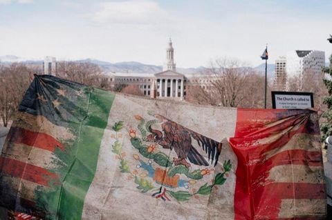 Bei einer Demo gegen Trump in Denver sind die USA und Mexiko auf einer Flagge vereint