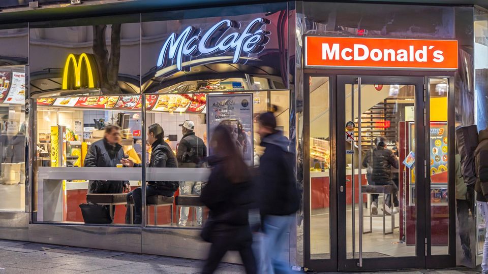 McDonald s mit Passanten bei Nacht