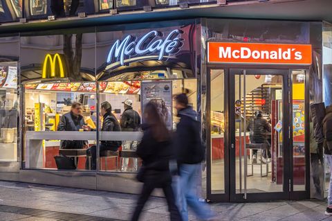 McDonald s mit Passanten bei Nacht