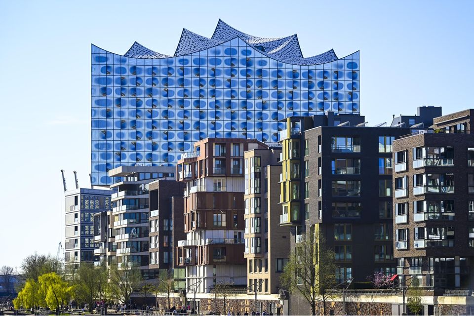 Elbphilharmonie im Hintergrund von Eigentumswohnungen an der Elbe