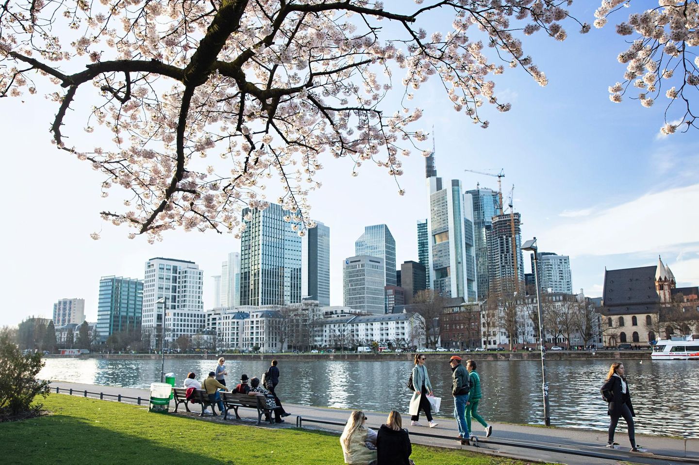 Das Museumsufer mit Blick auf die Skyline liegt in Frankfurt-Sachsenhausen. Hier war die Nachfrage am Immobilienmarkt zuletzt besonders hoch, denn der Fluglärm drückte die Preise