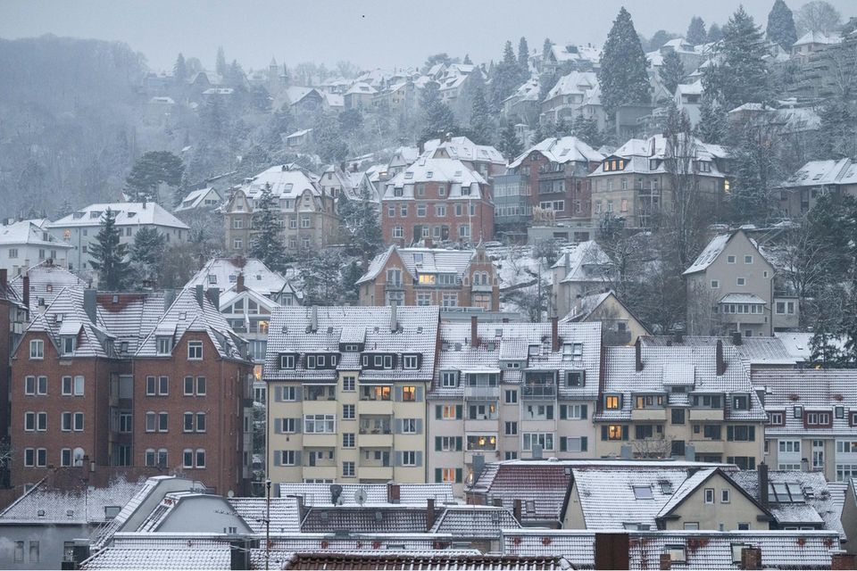 Verschneite Dächer von Wohnungen in Stuttgart