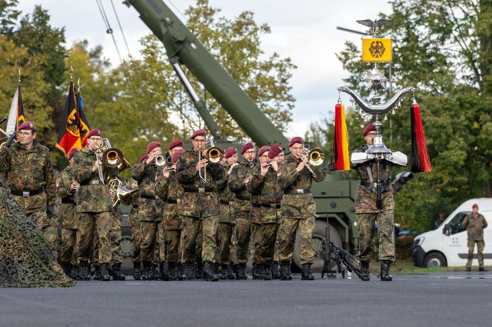 Bundeswehrsoldaten beim Unterstellungswechsel der Logistikbataillone