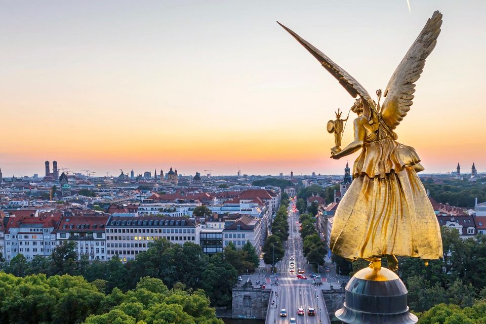 Der Friedensengel überblickt die Prinzregentenstraße im Bezirk Altstadt-Lehel
