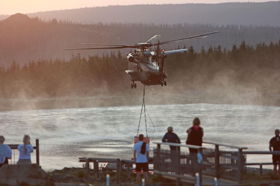 Hubschrauber der Bundeswehr beim Schöpfen von Wasser gegen den Waldbrand