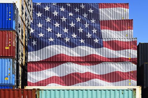Gestapelte Container mit US-Flagge