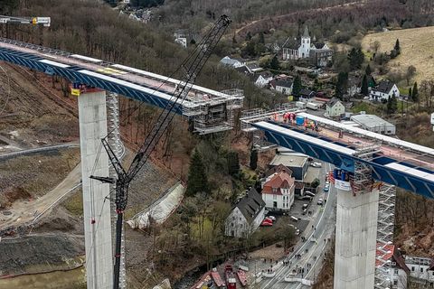 Stahlhochzeit auf der A45 im Sauerland: Infrastruktur wie Brücken sind unerlässlich für das Funktionieren der Wirtschaft – und: Man kann in sie auch als Privatanleger investieren