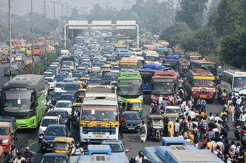 Der Flixbus kämpft sich raus aus Delhi. Stau ist hier immer.