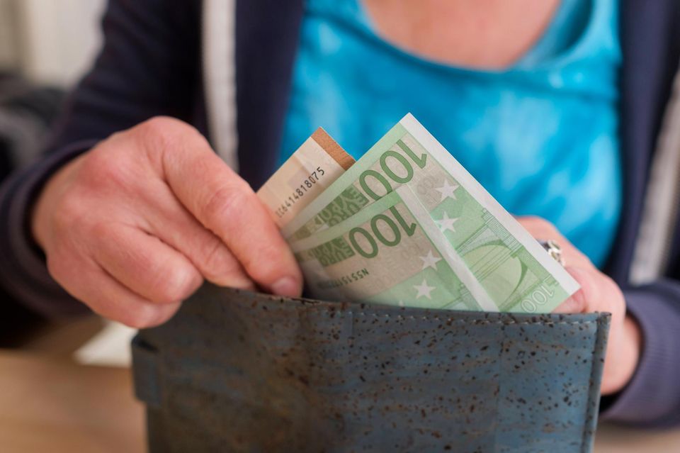 Muitos alemães adoram seu dinheiro — mas ele não estaria guardado em ações e depósitos a prazo fixo? Afinal, dinheiro não rende juros.