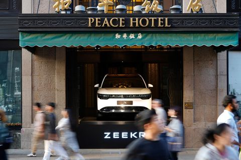 Ein 7x-Modell der Zeekr-Gruppe, ausgestellt im Peace Hotel in Shanghai