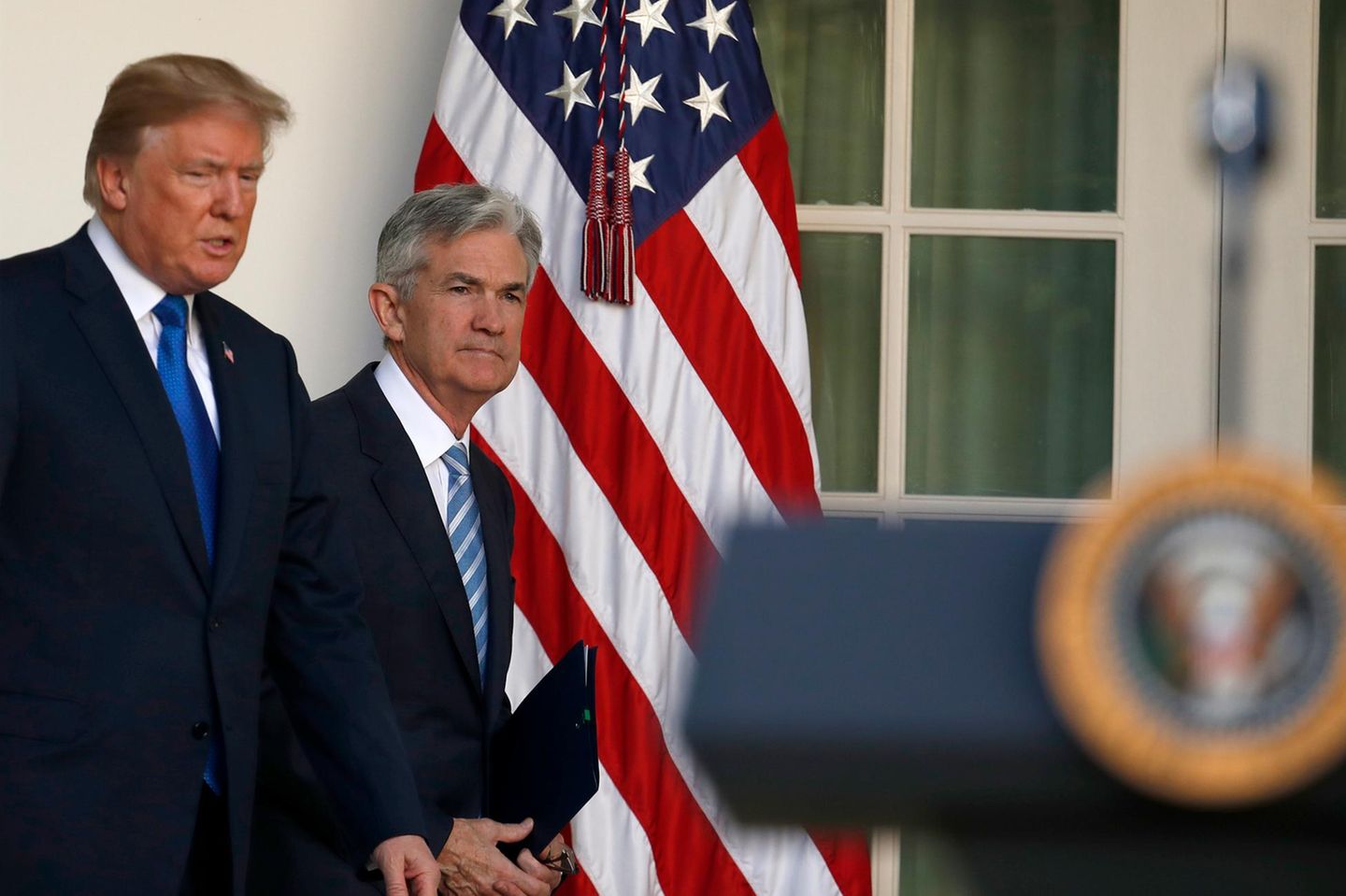 Donald Trump und Jerome Powell gehen gemeinsam zu einer Pressekonferenz