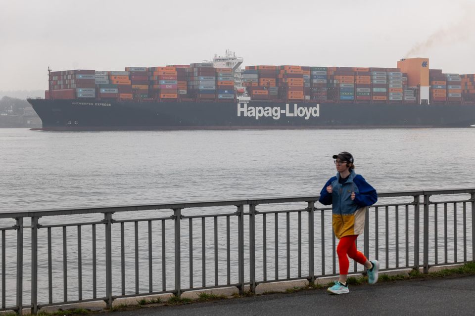 Ein Containerschiff verlässt den Hafen von Newark