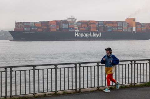 Ein Containerschiff verlässt den Hafen von Newark