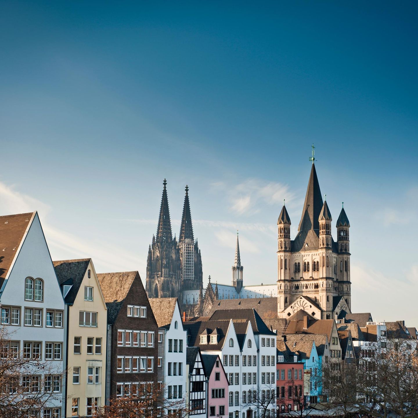 Blick auf die Kölner Altstadt mit dem Dom im Hintergrund