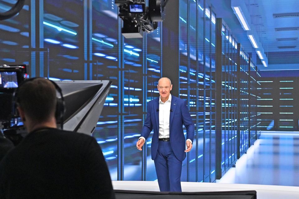 Roland Busch spricht auf der virtuellen Hauptversammlung von Siemens