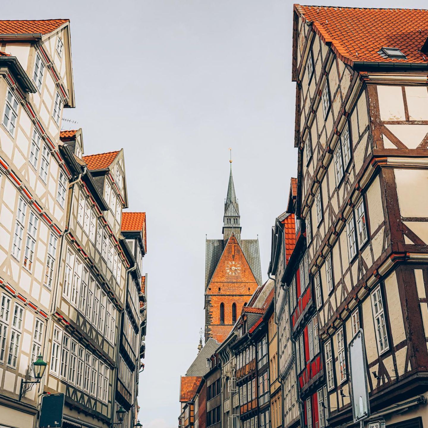 Häuser in der Altstadt von Hannover mit der Marktkirche im Hintergrund