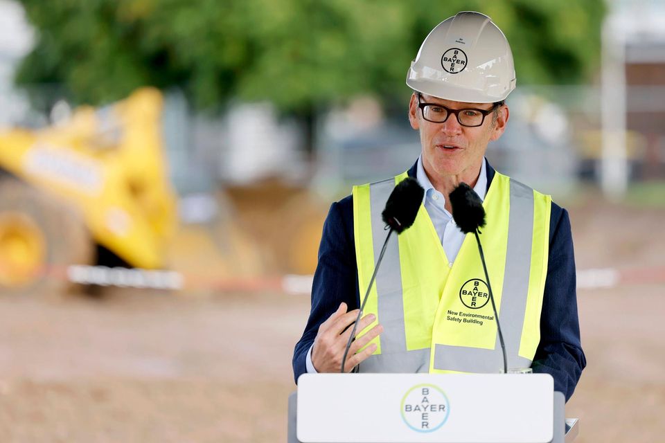 Bayer-CEO Bill Anderson hält mit einem Baustellenhelm eine Rede