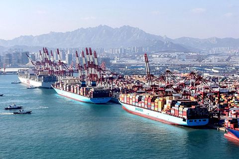 Containerschiffe im Hafen Shandong Qingdao