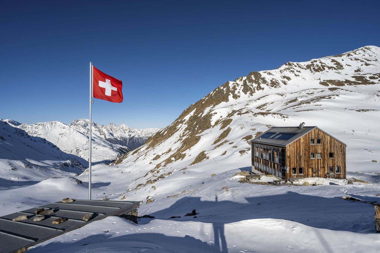 Schweizer Bergidylle: Nicht nur für Touristen suchen die Schweiz derzeit als Rückzugsort auf – auch viele Investoren schichten ihr Geld in sichere Häfen abseits der USA um. Die Schweiz gehört zu den Profiteuren.