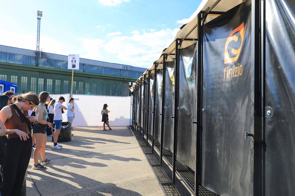 Die Öko-Toiletten von Finizio bei einem Festival auf dem Tempelhofer Feld in Berlin.