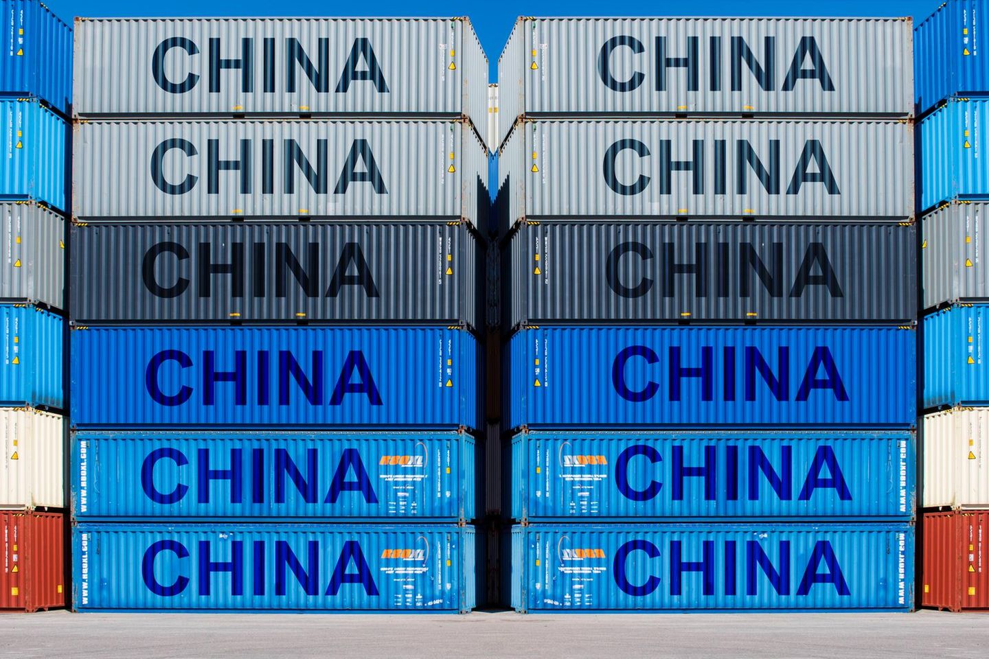Viele Container auf einem Umschlagbahnhof sind beschriftet mit CHINA (Fotomontage)