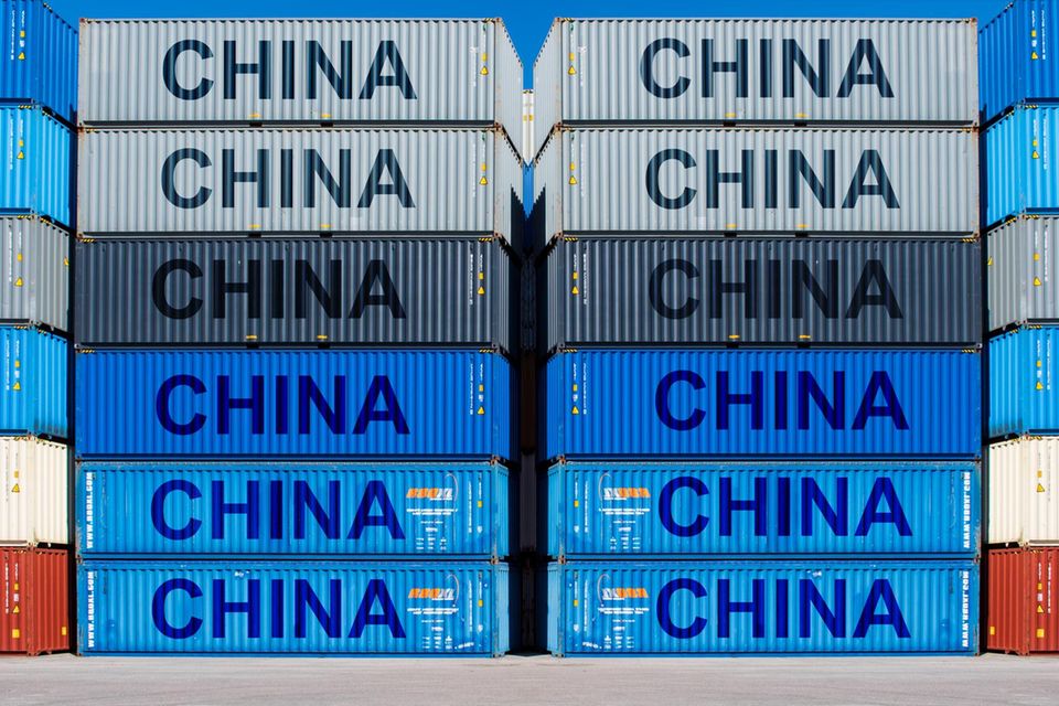 Viele Container auf einem Umschlagbahnhof sind beschriftet mit CHINA (Fotomontage)