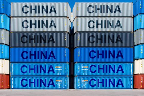 Viele Container auf einem Umschlagbahnhof sind beschriftet mit CHINA (Fotomontage)