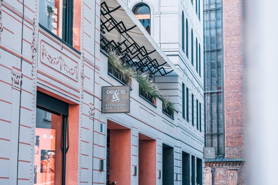 Die Außenfassade des Gebäudes wurde im historischen „Sgraffito“-Stil gestaltet, als Hommage an die Bautradition der Umgebung.