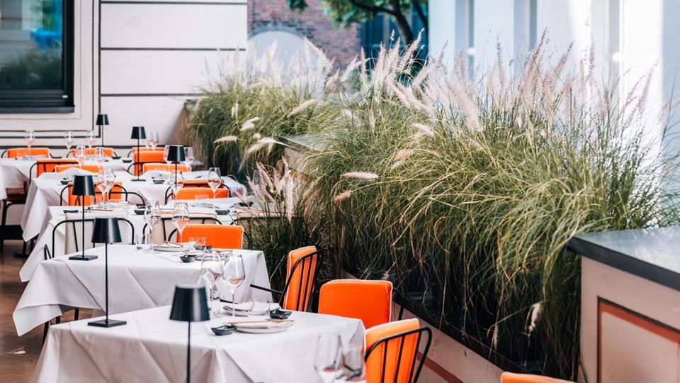 Auf der Terrasse des Do&Co Restaurants in München genießt man als Gast die Aussicht und feinstes Outdoor-Dining.