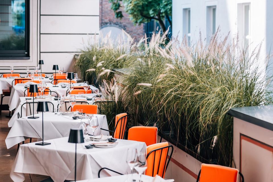 Auf der Terrasse des Do&Co Restaurants in München genießt man als Gast die Aussicht und feinstes Outdoor-Dining.