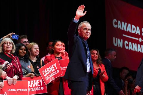 Mark Carney, Kanads neuer Premier steht an einem Pult vor einer Flagge Kanadas