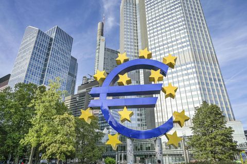 Euro Logo vor dem Eurotower in der Kaiserstraße in Frankfurt am Main.