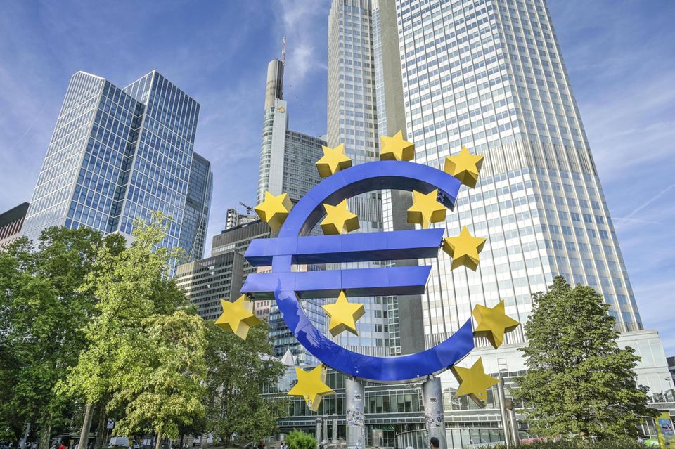 Euro Logo vor dem Eurotower in der Kaiserstraße in Frankfurt am Main.