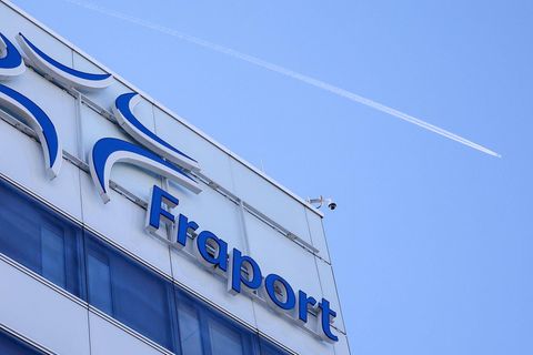 Fraport-Schriftzug an einem Gebäude