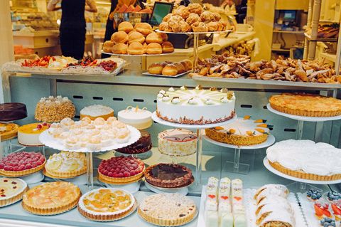 Torten im Schaufenster des Gmeiner-Cafés in Baden-Baden.