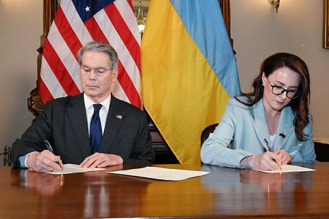 US-Finanzminister Scott Bessent und die ukrainische Vizeregierungschefin Julia Swyrydenko unterzeichnen das Rohstoffabkommen
