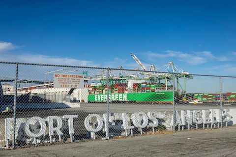 Ein Containerschiff im Hafen von Los Angeles