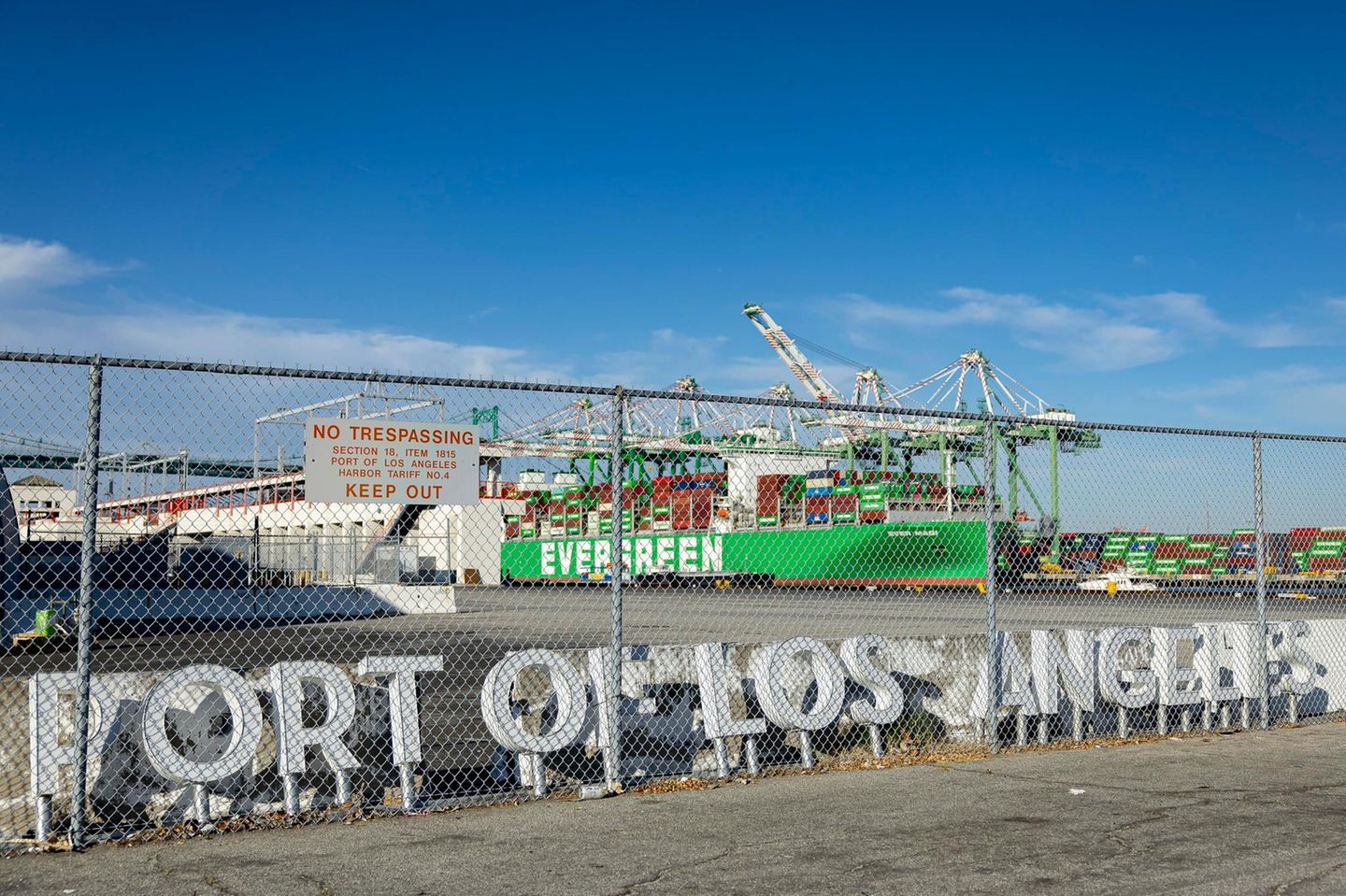 Ein Containerschiff im Hafen von Los Angeles