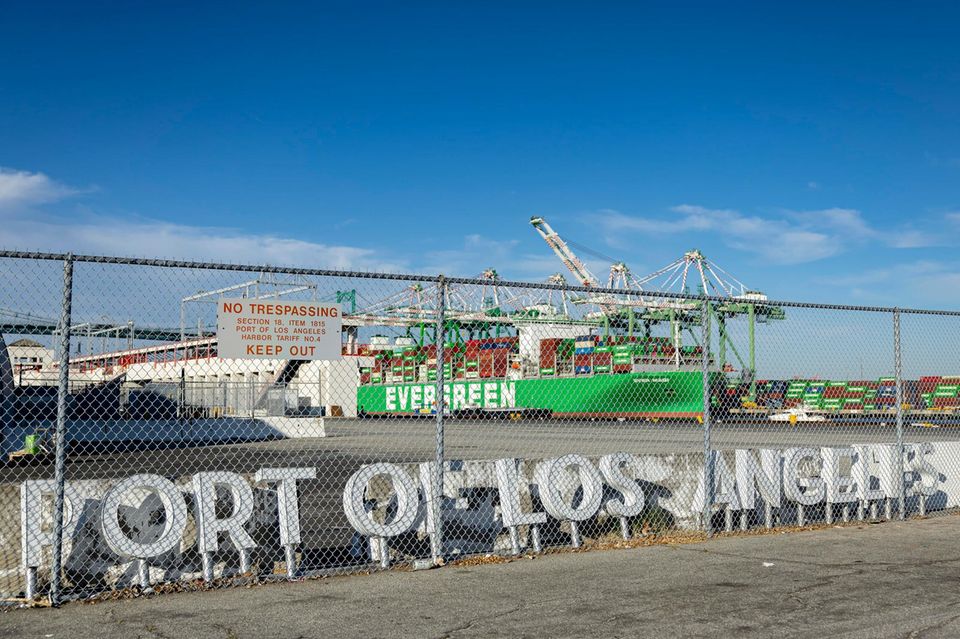 Ein Containerschiff im Hafen von Los Angeles