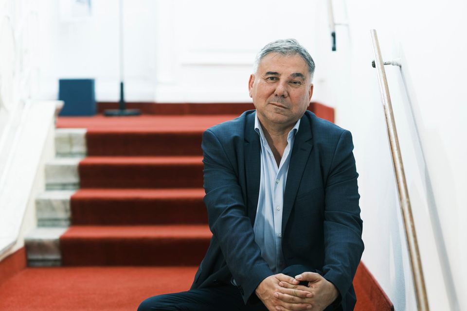 Ivan Krastev sitzt auf einer Treppe