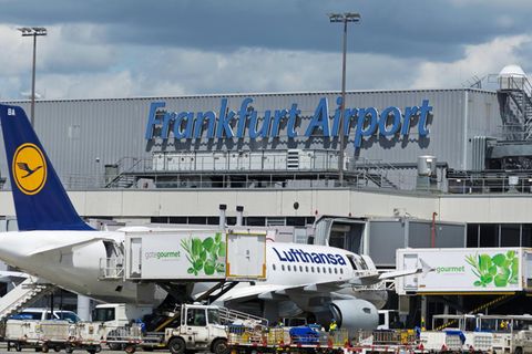 Lufthansa Maschine am Frankfurter Flughafen - Arbeitsablauf Fraport