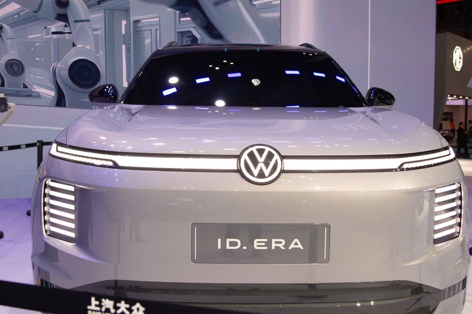 Autobauer Volkswagen setzt trotz Produktionskürzungen weiterhin auf Elektromobilität. Bis 2026 investiert der Konzern rund 18 Milliarden Euro in E-Mobilität, Hybridisierung und Digitalisierung. Der Aktienkurs spiegelte die Erwartungen zuletzt nicht wieder.