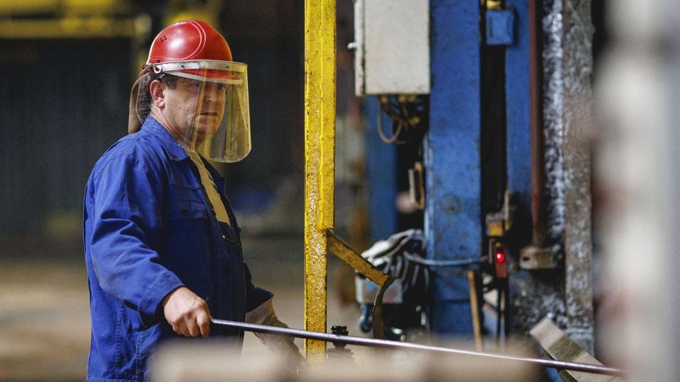Ein Arbeiter steht an einem Kessel waehrend eines Verzinkungs-Vorgangs Ein Arbeiter steht an einem Kessel waehrend eines Verzinkungs-Vorgangs