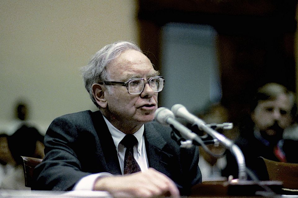 1970: Warren Buffett übernimmt offiziell die Rolle des CEO von Berkshire Hathaway – ein Amt, das er bis heute innehat. Der Führungswechsel markiert den Moment, in dem sich Berkshire endgültig von einem gescheiterten Textilunternehmen zu einer Investmentholding mit einzigartigem Geschäftsmodell wandelt. Buffett verfolgt ab diesem Zeitpunkt konsequent seine Vision: Kapital aus den Cashflows profitabler Unternehmen zu reinvestieren – nicht in Maschinen, sondern in Beteiligungen.
