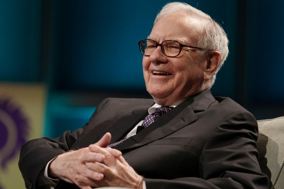 2008: Während der Finanzkrise überholt Buffett Microsoft-Gründer Bill Gates als reichster Mensch der Welt. Sein Vermögen beträgt damals nach Schätzungen des Wirtschaftsmagazins „Forbes“ rund 62 Mrd. Dollar. Der Spitzenplatz, den er bis zum Jahr 2010 behält, gilt als Symbol für die Krisenresistenz des US-Investors. Buffett selbst äußerte sich zu dem schmeichelhaften Ranking übrigens nicht. Wohl aus Gründen: Er „hasse“ es, wenn jemand „aus purem Glück reich und mächtig“ wird, hatte der Investor kurz zuvor vor dem US-Kongress zum Thema Erbschaftsteuer gesagt.