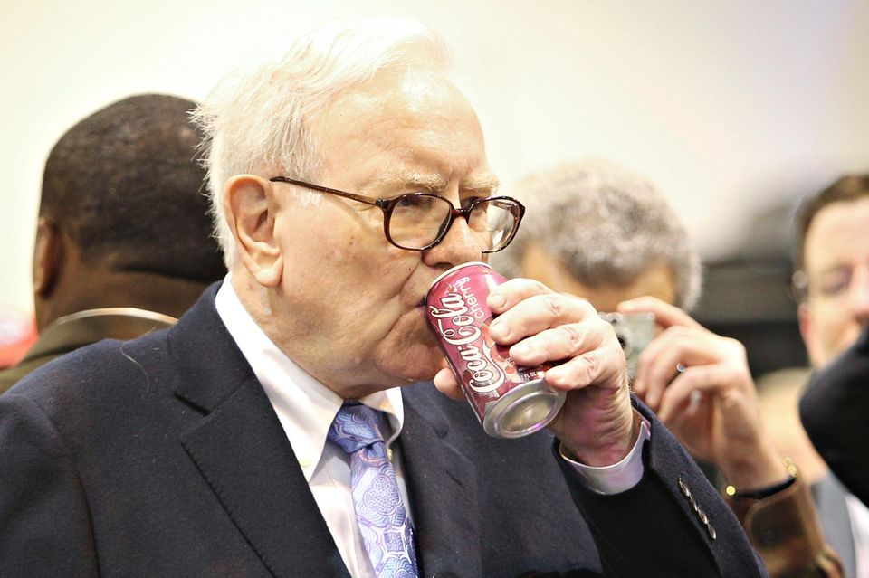 1988: Buffett investiert rund 1 Mrd. Dollar in Coca-Cola-Aktien. Die Investition entsprach damals fast sieben Prozent von Berkshires gesamtem Portfolio. Buffett erkannte das Potenzial der Marke – ein Unternehmen, das weltweit bekannt, einfach zu verstehen und krisensicher ist. Dazu überzeugten ihn die hohen Margen und stetig steigende Dividenden. Bis heute zählt Coca-Cola zu den „Dauerbrennern“ im Berkshire-Portfolio – und haben den Vermögenszuwachs von Buffett maßgeblich getrieben.