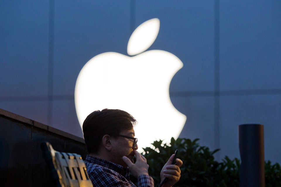 2016: Buffett überrascht die Finanzwelt mit einer Milliardeninvestition in Apple – trotz seiner früheren Skepsis gegenüber Tech-Unternehmen. Zunächst war es ein Investmentteam innerhalb Berkshires, das die ersten Käufe tätigte. Doch Buffett selbst erkannte schnell den enormen Markenwert. Er war davon überzeugt, dass die Kunden ihre iPhones sehr lange nutzen und nur wenige bereit sein würden, zu einem Konkurrenten zu wechseln, wenn sie einmal ein iPhone gekauft hatten. Innerhalb weniger Jahre wurde Apple zur größten Einzelposition im Berkshire-Portfolio, mit einem Anteil von zeitweise 40 Prozent. Es ist der profitabelste Deal seiner Karriere.