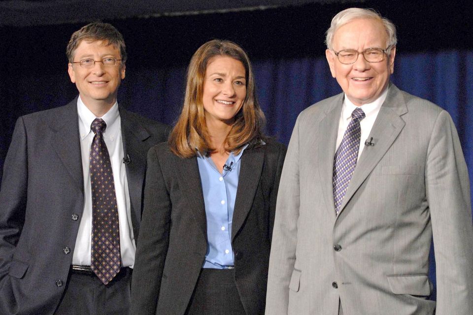 2006: Buffett kündigt an, den Großteil seines Vermögens (circa 99 Prozent) an wohltätige Zwecke zu spenden. Den Großteil erhält die Bill & Melinda Gates Foundation. Bill Gates und Warren Buffett sind eng befreundet. Ihnen gelingt es später, weitere Milliardäre zum Spenden ihrer Vermögen zu überzeugen. 2024 wird bekannt, dass Buffett der Gates-Stiftung nach seinem Tod keine weiteren Zuwendungen mehr gewährt. Sein Vermögen soll in einen von seinen Kindern verwalteten Treuhandfonds fließen.