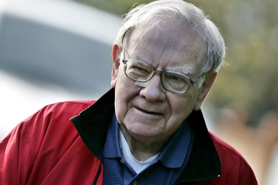 1993: Nicht jedes Investment erweist sich als Glücksgriff. Berkshire Hathaway kauft sich beim Schuhhersteller Dexter Shoes ein und zahlte dafür rund 430 Mio. Dollar. Rückblickend ein Fehler, wie Buffet viele Jahre später in einem Brief an Aktionäre erläutert. Das Unternehmen geht bankrott. Ein „finanzielles Desaster“, das laut Buffett in das „Guinness-Buch der Rekorde“ gehört, schrieb er. Seinem Aufstieg schadet das nicht. Andere Beteiligungen entwickelt sich blendend: Exxon und American Express etwa.