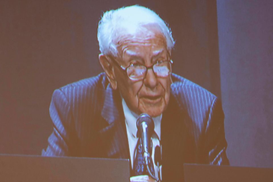 2025: Warren Buffett kündigt zum Jahresende seinen Abschied als CEO von Berkshire Hathaway an. „Die Zeit ist gekommen“, sagt er auf der jährlichen Aktionärsversammlung in Omaha. Sein Vermögen beträgt zu diesem Zeitpunkt knapp 170 Mrd. Dollar. Damit rangiert Buffett auf Platz 6 der reichsten Menschen der Welt.